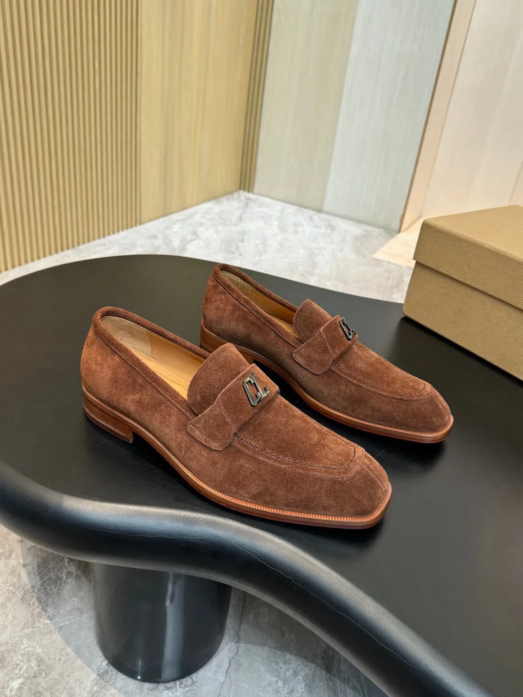 💰960 Christia*.Loubouti*🆑High-end men’s business formal leather shoes｜Classic red-soled shoes｜Original imported first-layer cowhide｜Iconic rivet decoration｜Water-dyed cowhide lining｜Italian imported red cowhide outsole｜High-end luxury｜Perfect interpretation of fashion, sunshine, style, suitable for various occasions Size: 39-44 (customized at 38.45.46)✅